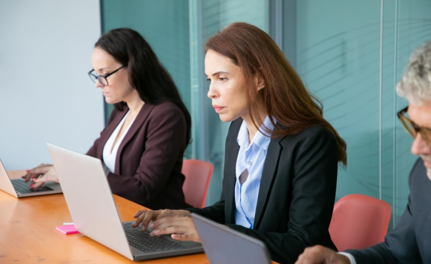 Espacio de trabajo organizado para análisis financiero remoto